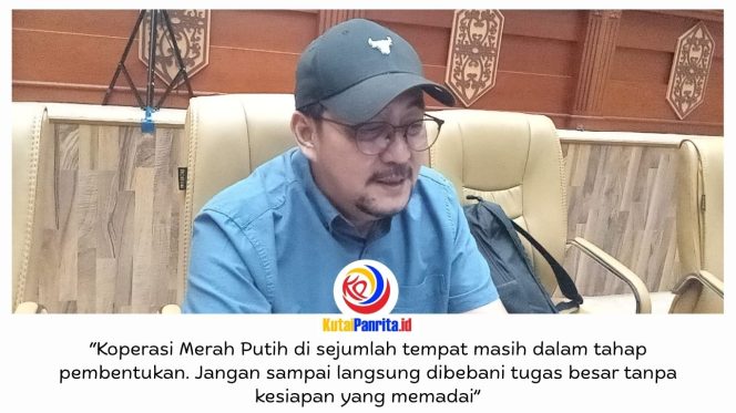 
 Ketua Komisi II DPRD Kota Samarinda, Iswandi, meminta pemerintah pusat mengkaji secara menyeluruh rencana penyaluran gaji ASN melalui Koperasi Merah Putih karena dinilai berpotensi memengaruhi likuiditas perbankan daerah dan pembiayaan UMKM, Jumat (23/10/2026).